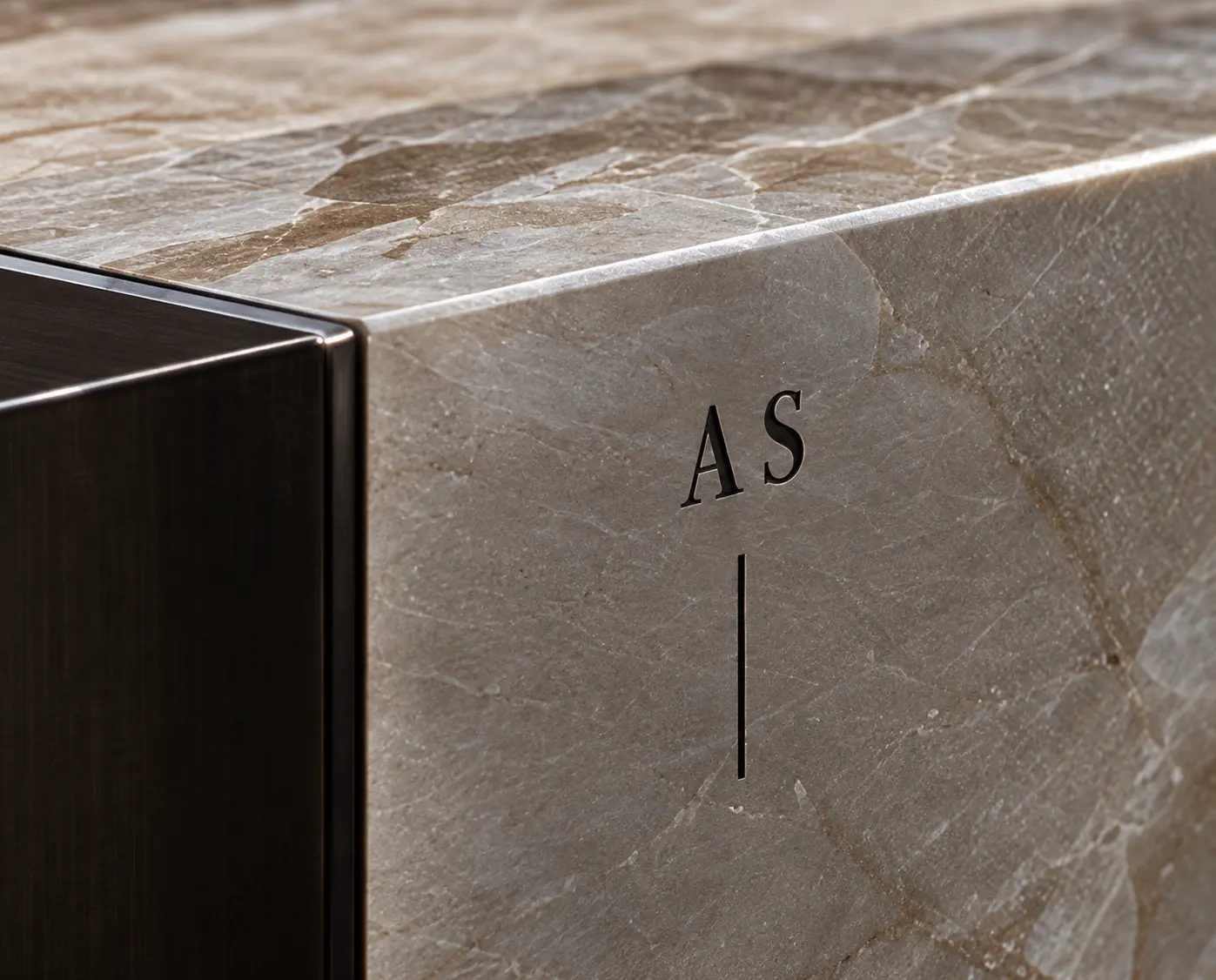 Détail de marque gravé sur une pièce Atelier Signature